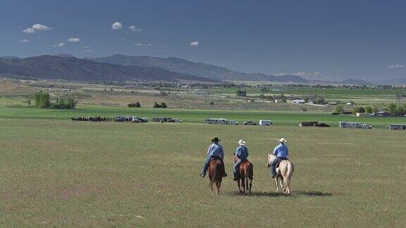 牛仔骑过犹他州风景-无人机拍摄