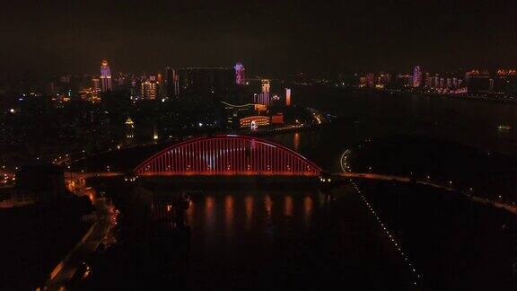 夜光照亮武汉市内著名的交通大桥江边航拍全景4k中国
