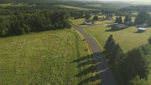 风景鸟瞰波科诺斯门罗县宾夕法尼亚州阳光明媚的夏日早晨从田野和森林到Kunkletown的全景然后到路边的小农场
