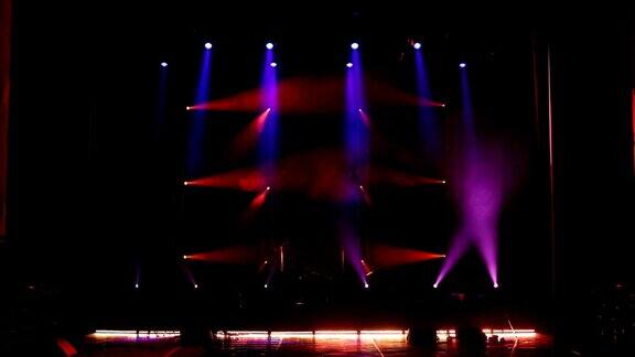 黑暗中空荡荡的舞台上五彩斑斓的光线舞台灯光
