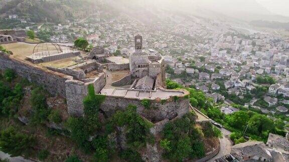 阿尔巴尼亚日落时分在吉罗卡斯特城堡周围飞行背景是古老的石屋、山谷和山脉吉洛卡斯特是阿尔巴尼亚最美丽的城市之一