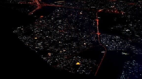 从飞机上鸟瞰迪拜城市的夜晚