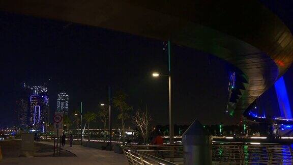 夜晚灯光迪拜水运河跨海大桥湾全景4k阿拉伯联合酋长国