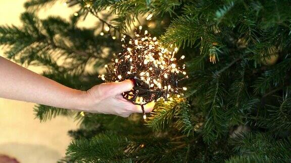 女人用彩灯装饰圣诞树
