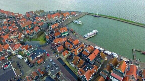 在荷兰北部的Volendam镇在荷兰的房屋和船鸟瞰图