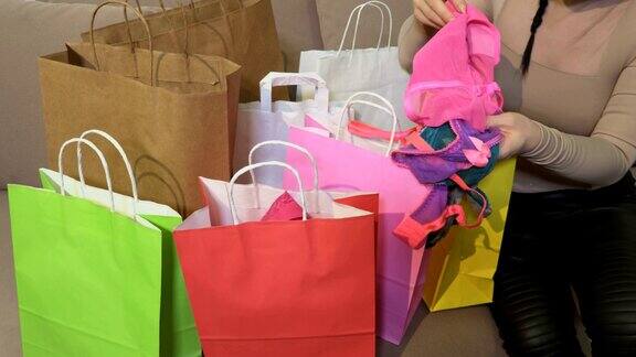 女人在买完东西后在购物袋里看她买的东西