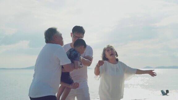 海滩上的幸福家庭慢镜头
