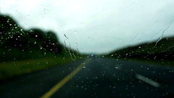 在高速公路上开车在雨中的高速公路上
