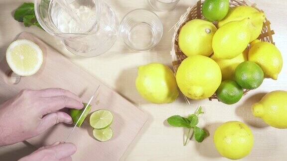 桌上的瓶子里有冰凉的柠檬水