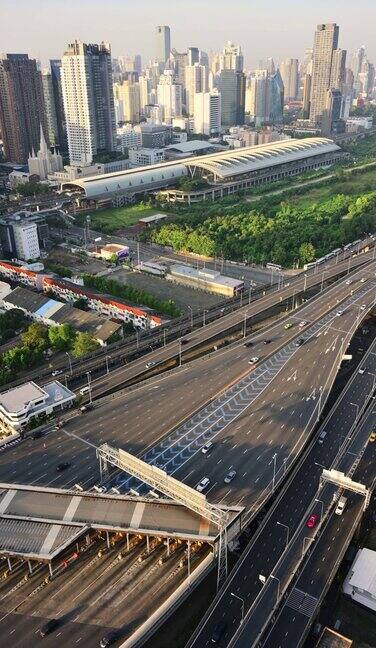 繁忙的城市道路许多汽车堵塞在收费公路或高速公路泰国曼谷2023