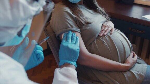 医生护士为孕妇注射疫苗