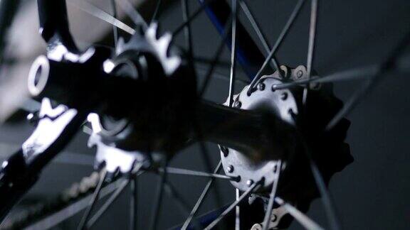 一个旋转的自行车轮特写镜头