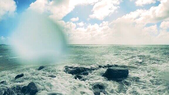 岩石海岸和海浪撞击的慢镜头
