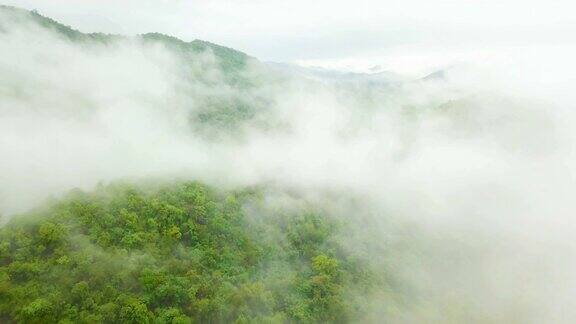 泰国山上的天空和雾