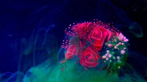 红玫瑰和白花的婚礼花束绿色水彩墨水在水上的蓝色背景