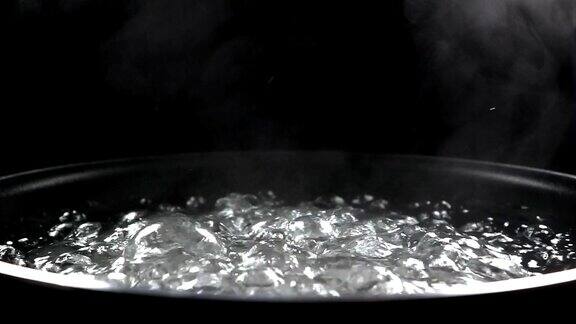 电炉加热时涂层锅内沸腾的水产生气泡