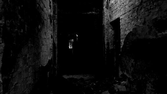 空旷、黑暗、可怕的走廊稳定的摄像机