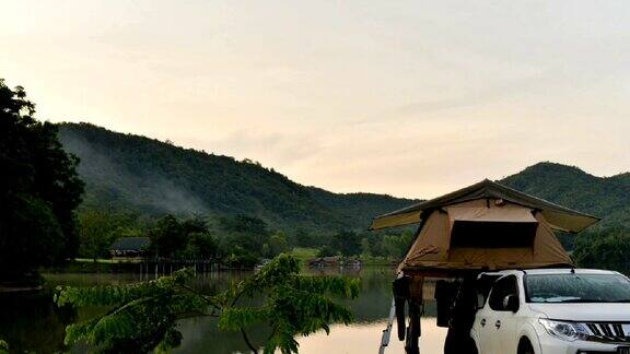 (AngKepNamKhaoWong)泰国素潘布里KhaoWong湖中的一座传统老房子