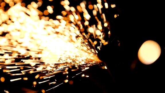 工业工人用火花焊接钢