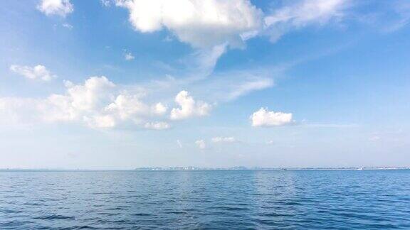 蓝色的大海和天空上面有云