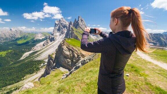 女旅行者在塞塞达山在白云石山脉拍摄惊人的景色