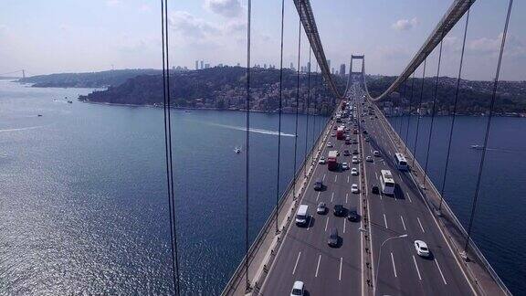 伊斯坦布尔大桥横跨博斯普鲁斯海峡
