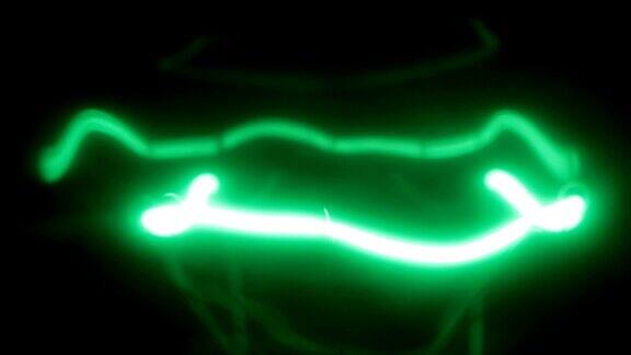 一个绿色螺旋白丝灯的特写光滑闪烁
