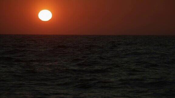 从一艘帆船上:日落时的红海