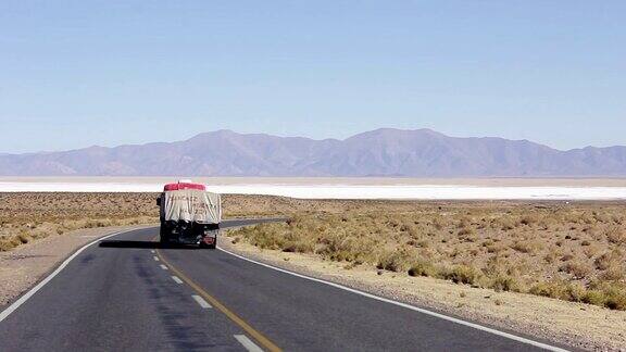 阿根廷盐滩公路上的卡车