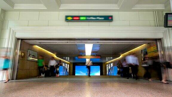 高清延时:新加坡地铁站的游客人群