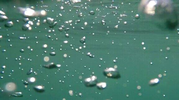 气泡浮在水里