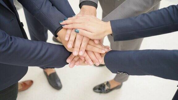 合作伙伴和商务团队合作握手加油