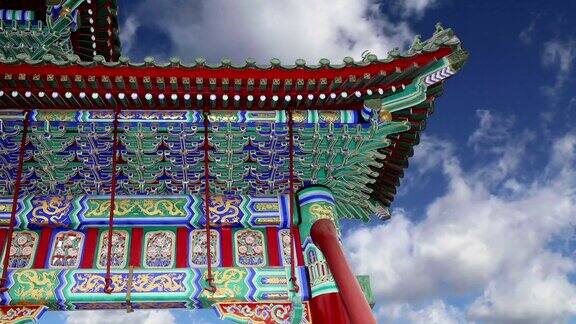 中国北京一座佛教寺庙屋顶的传统装饰