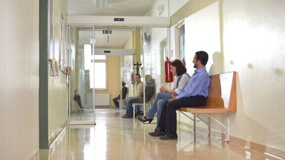 病人在门诊走廊等候