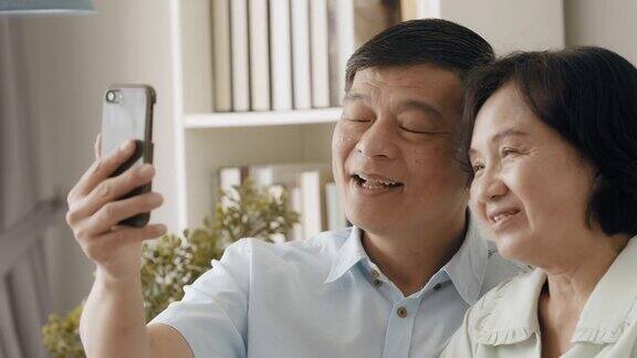 家庭视频会议幸福的中产阶级老夫妇一起用手机进行视频会议互相问候
