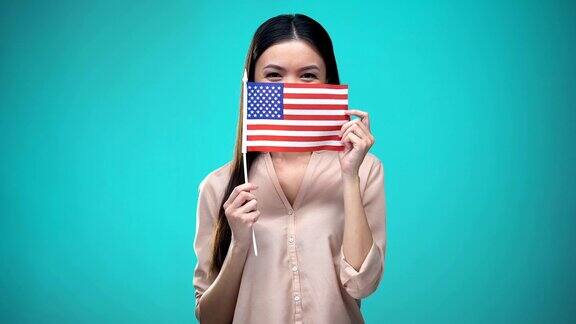 妇女用美国国旗遮住脸学习语言接受教育和旅行
