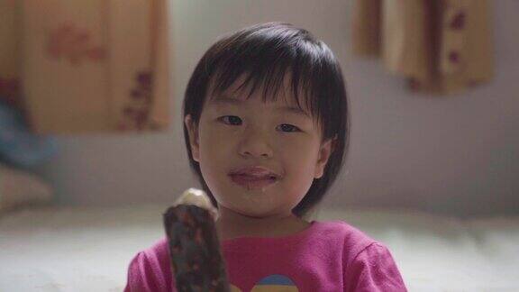 慢镜头亚洲女孩吃冰淇淋