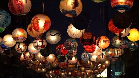 台湾元宵节孩子们手画灯笼挂在夜里走在大街上