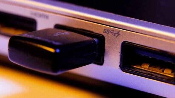 USB闪存驱动器插入端口的特写在笔记本电脑的一边