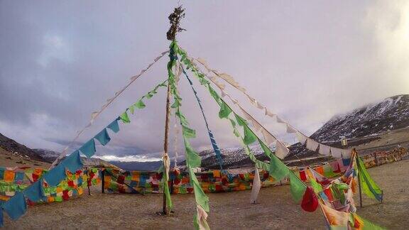 西藏神圣的经幡旗在去中国香格里拉的路上
