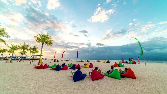 印度尼西亚巴厘岛Nusalebongan岛上人们躺在白色的沙滩上枕着枕头迎接日落