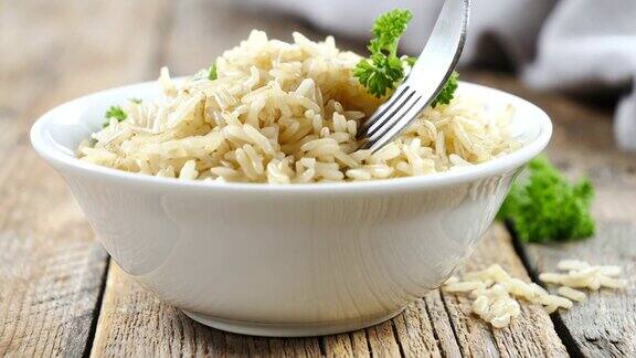 一碗米饭和叉子