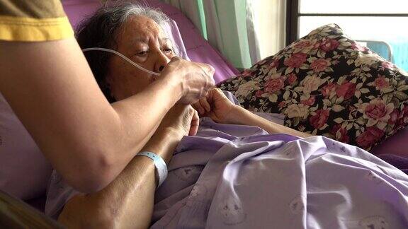 老年女性患者鼻用吸氧导管