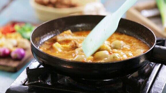烹制韩式小吃麻辣鱼丸饼炖汤