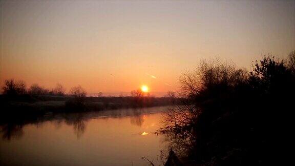 河上美丽的日出