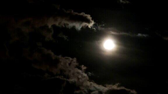月亮穿过云层的时间流逝视频