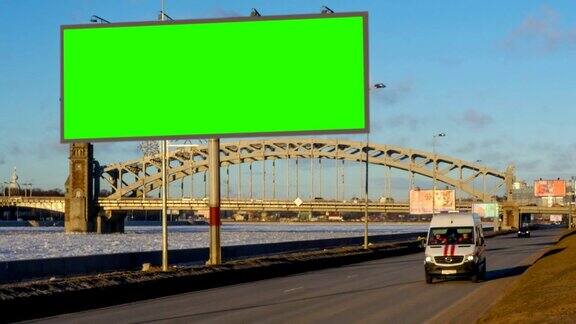 广告牌绿色屏幕色makey附近的冬季高速公路