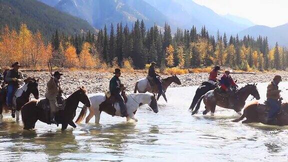 牛仔和女牛仔骑着马过河