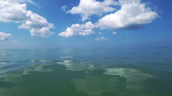 平静的海洋和云