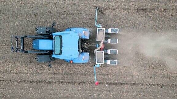 拖拉机在旱地播种时留下的尘土鸟瞰图